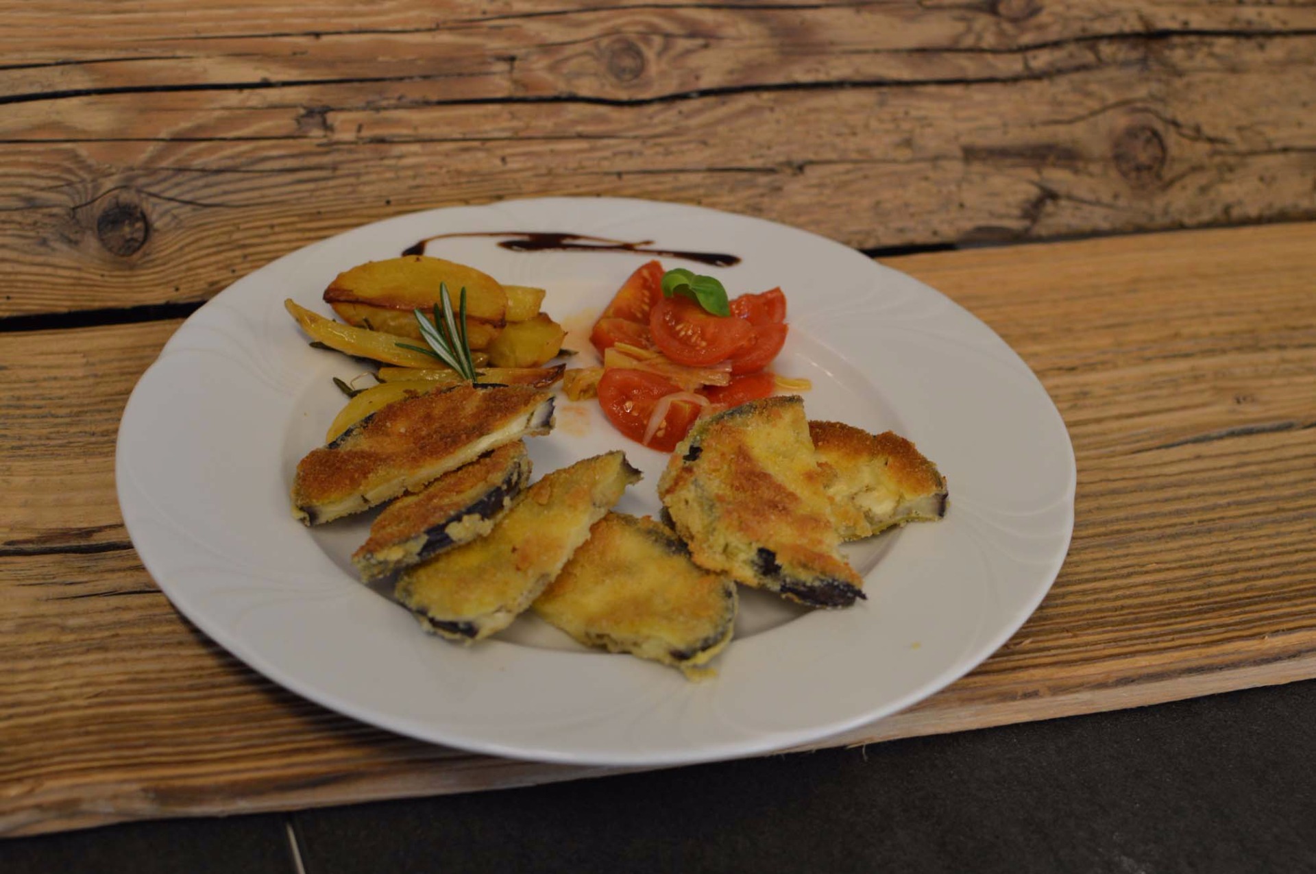 Gebackene Melanzani mit Tomatengemüse und Rosmarinkartoffeln :: cook ...